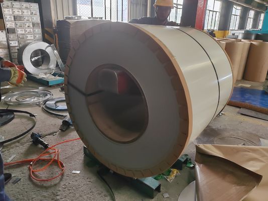 kaufen 1250mm vorlackierte Farbstahlspule mit 180–320 MPa Streckgrenze und PE/SMP/HDP/PVDF-Beschichtung für Außenpaneele online manufacture