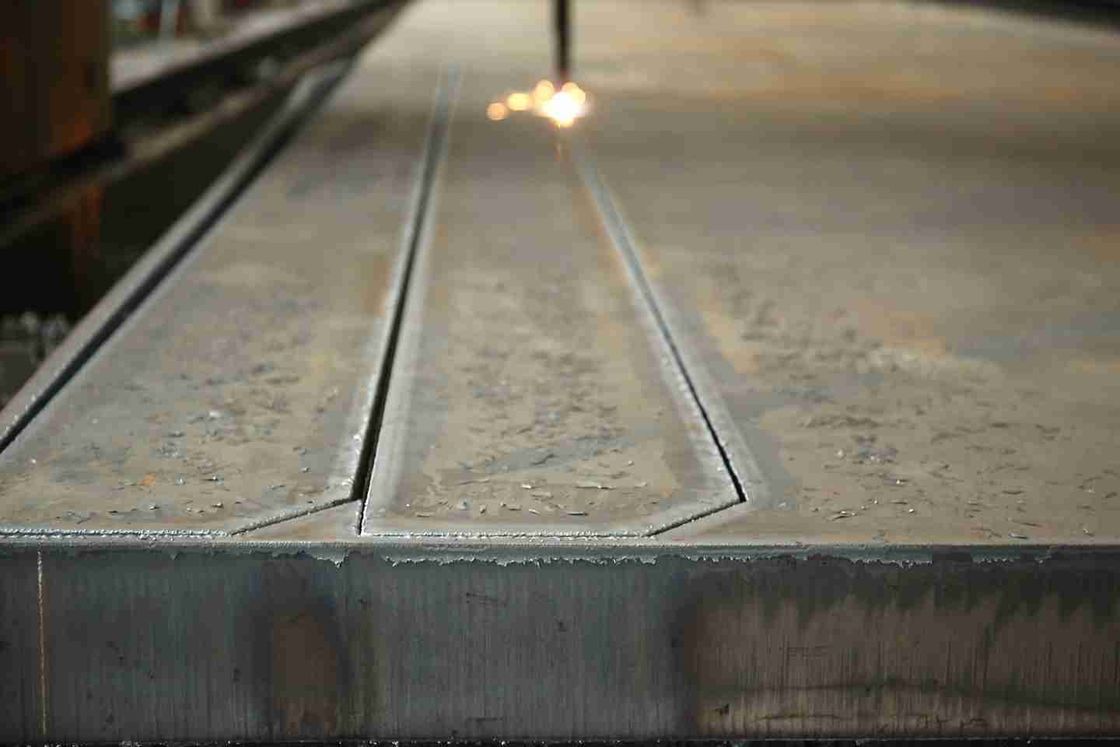 Hochpräzises Laserschneiden von Stahlplattenteilen für Metallschneidemaschinen und Industrieanlagen