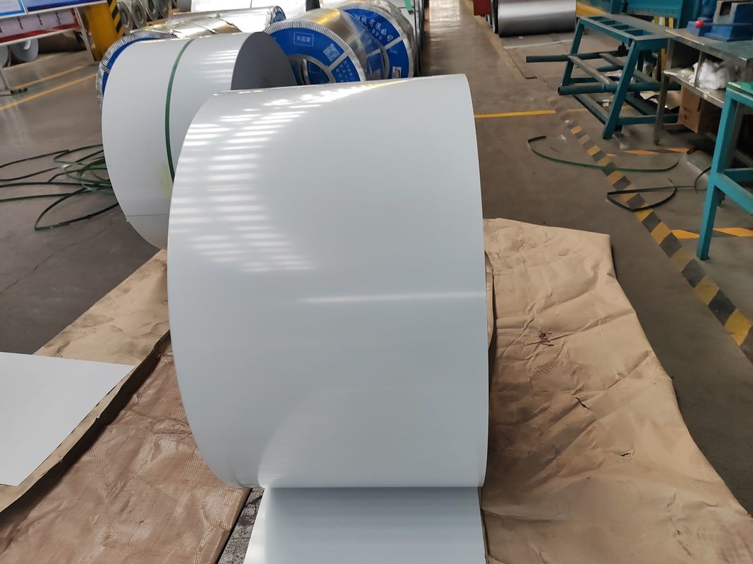 2/1 Vorlackierte Farbstahlspule mit 5–15 µm Rückseitenlack und 700–1250 mm Breite für Dach- und Paneelherstellung