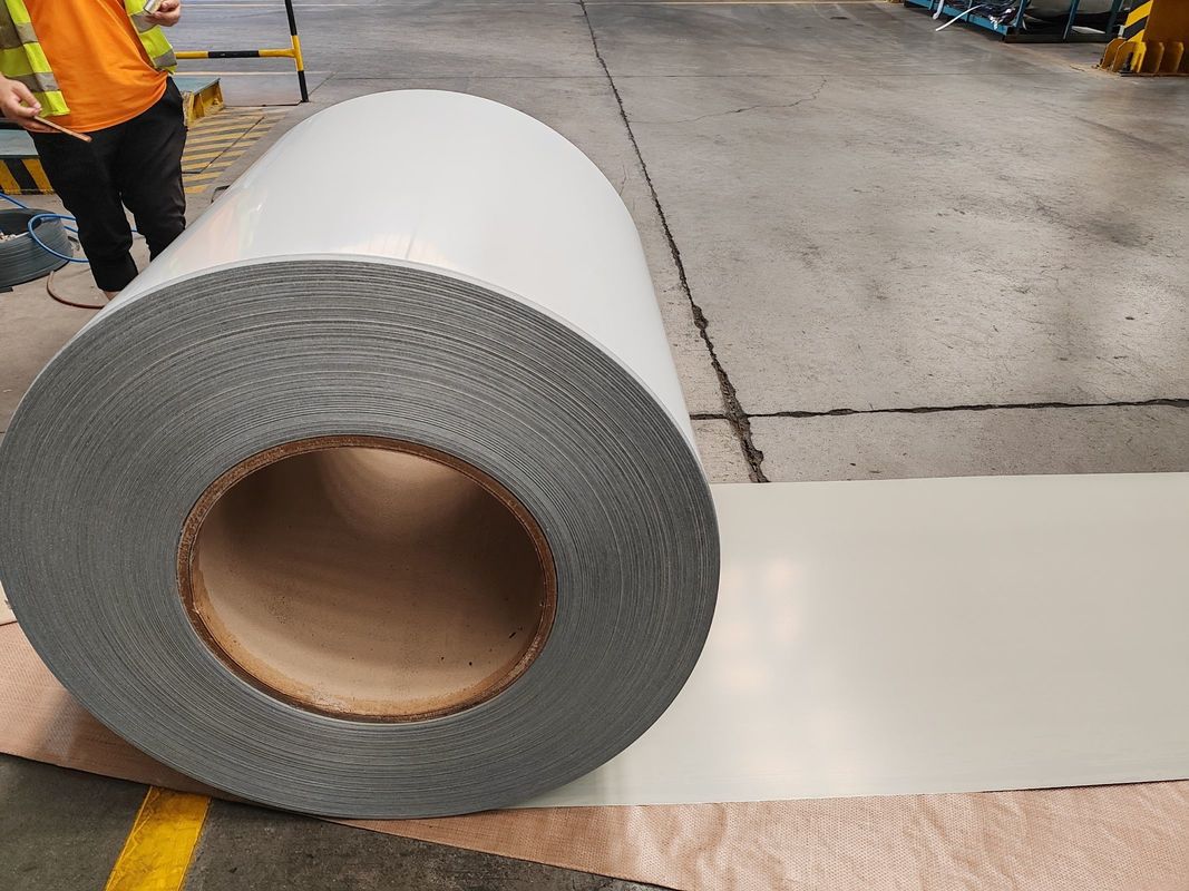 2/1 Vorlackierte Farbstahlspule mit 5–15 µm Rückseitenlack und 700–1250 mm Breite für Dach- und Paneelherstellung