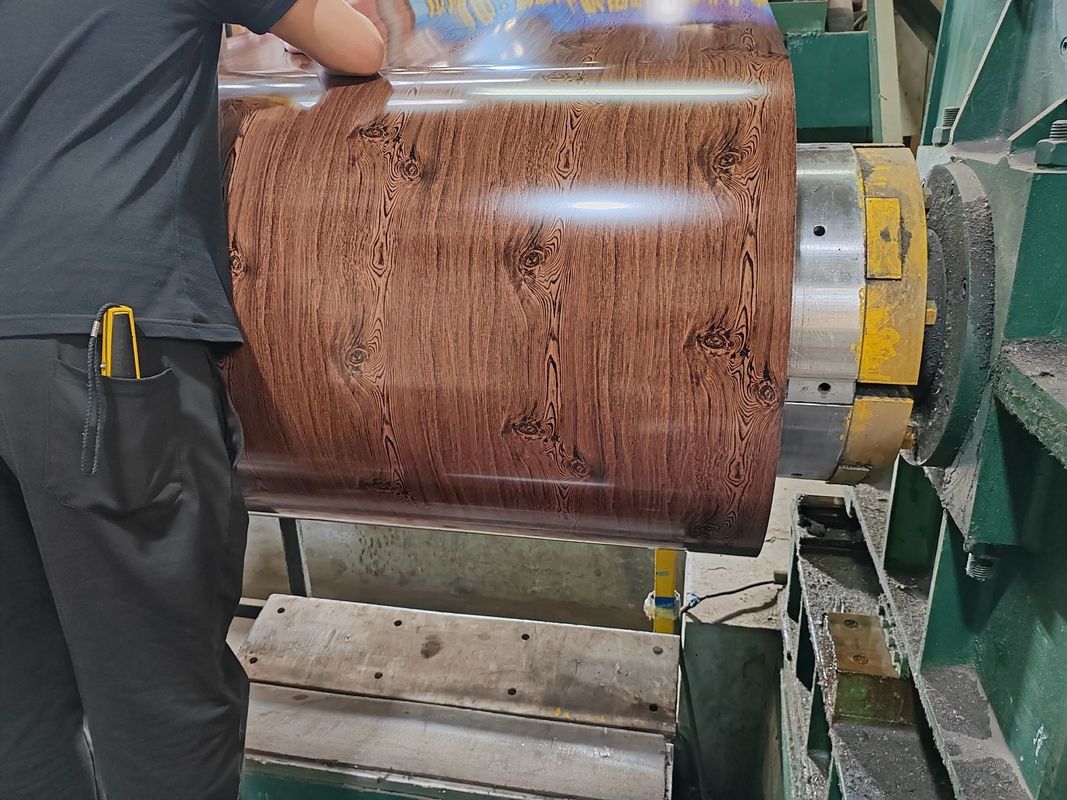 PVDF vorlackierte Farbstahlspule 700–1250 mm breit mit 180–320 MPa Streckgrenze für Bauplatten und Außenverkleidungen