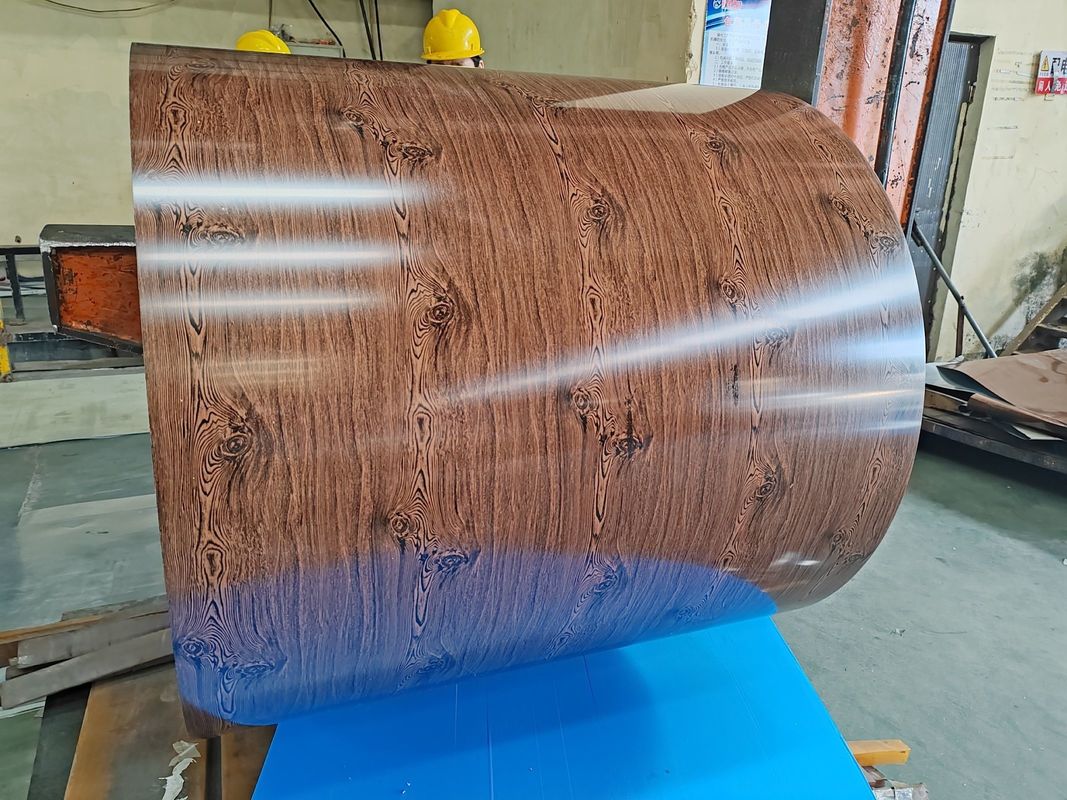 PVDF vorlackierte Farbstahlspule 700–1250 mm breit mit 180–320 MPa Streckgrenze für Bauplatten und Außenverkleidungen