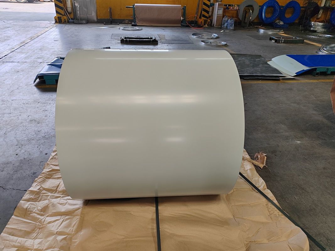 PVDF vorlackierte Farbstahlspule 700–1250 mm breit mit 180–320 MPa Streckgrenze für Bauplatten und Außenverkleidungen