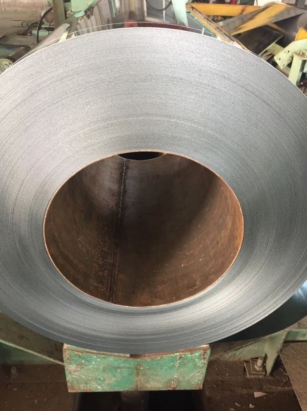 SGCC 0,35 mm regelmäßige Spangelspule aus galvanisiertem Stahl mit einer Breite von 600 ∼ 1250 mm für Dachdecken, Geräteplatten und Behälter für die Verarbeitung von Blech