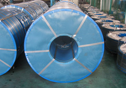 Spangle-Oberfläche Hot Dip Galvanized Steel Coil mit 750 ∼1250 mm Breite und 60 ∼275 g/m2 Zinkbeschichtung für Bauanwendungen