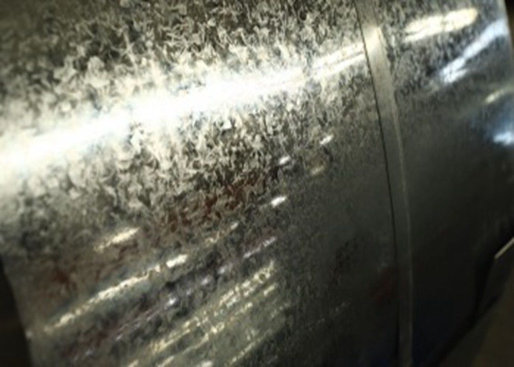 Normal Spangle Öl JIS G3302 Heißgetränkte galvanisierte Stahlspule mit einer Breite von 351250 mm für Möbelplatten und Blechverarbeitung
