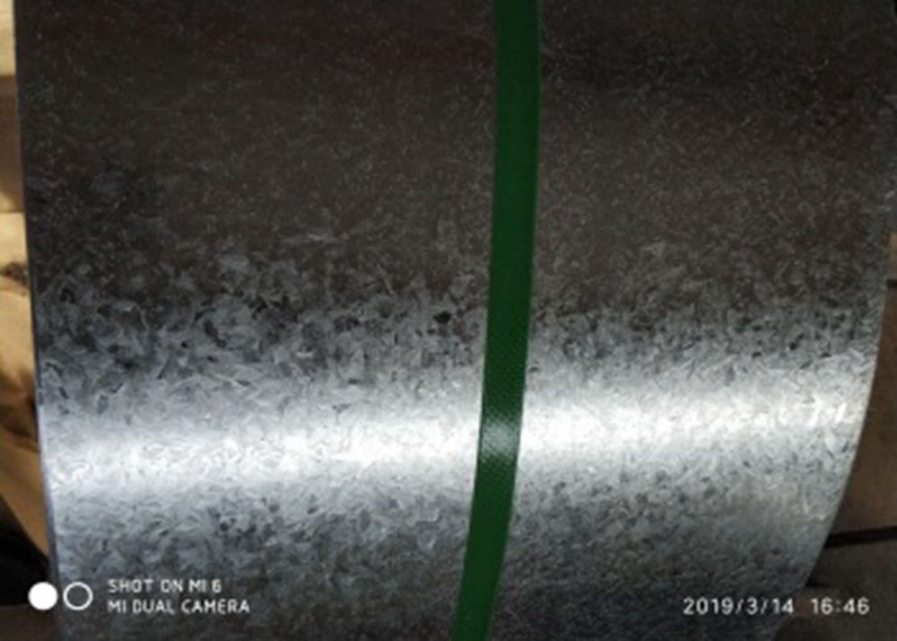 Normal Spangle Öl JIS G3302 Heißgetränkte galvanisierte Stahlspule mit einer Breite von 351250 mm für Möbelplatten und Blechverarbeitung