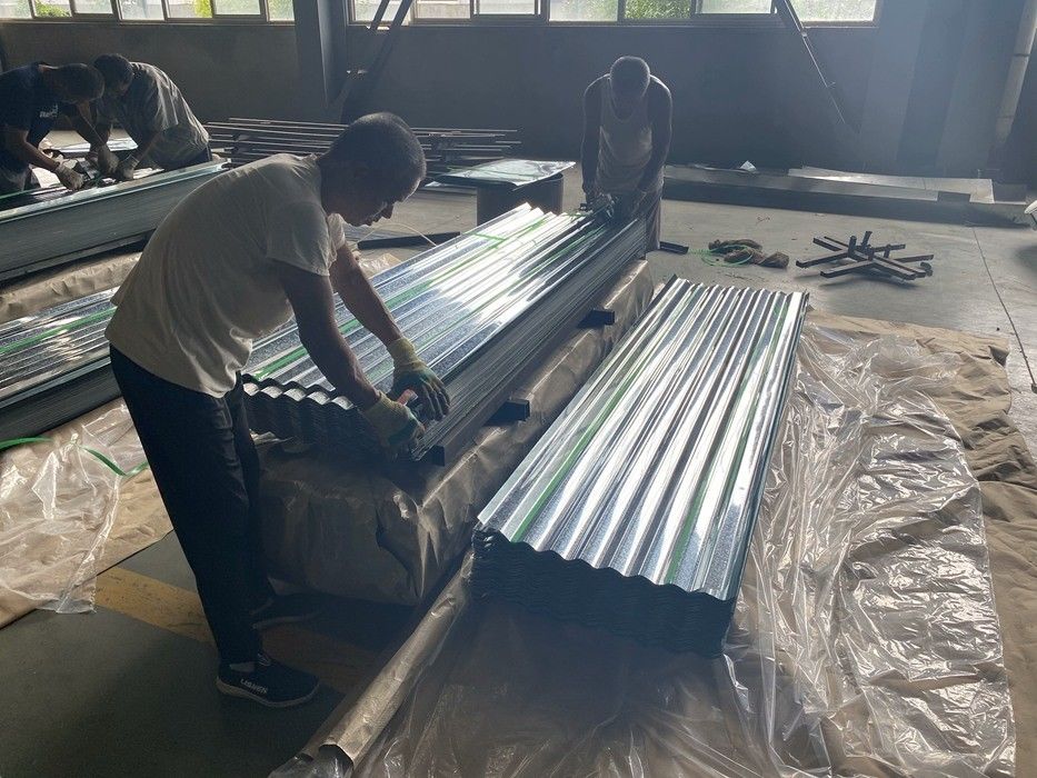 G550 Wellblech aus verzinktem Stahl mit 40–275 g/m² Zinkbeschichtung und 1050 mm Nutzbreite für Dach- und Wandsysteme